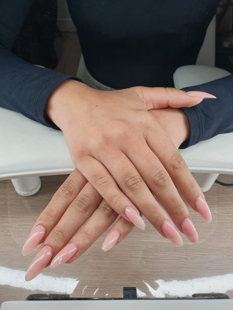 ongle gel uv madamem esthéticienne simiane